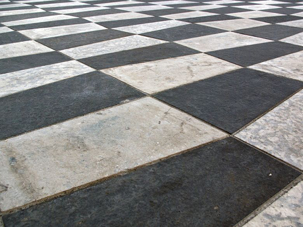 陶瓷透水磚與傳統(tǒng)的水泥磚相比有哪些優(yōu)勢(shì)？